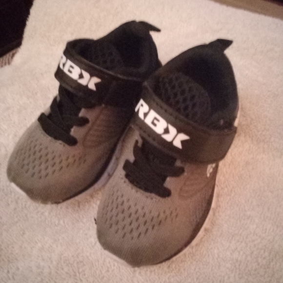 childrens size 5 unisex rebox running shoes - Picture 2 of 5